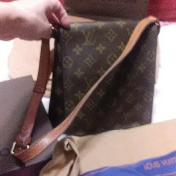 Louis Vuitton Handbags - Louis Vuitton purse w/ adjustable strap Authentic